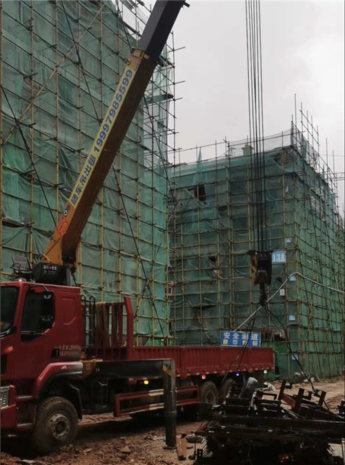 巴彦县“慢工细活”—— 吊车的 “微动控制” 技术