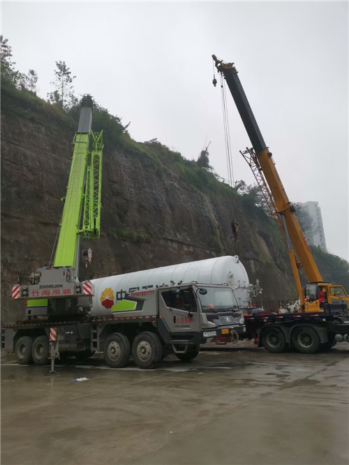 巴彦县“不怕风雨冻”—— 吊车的 “恶劣环境适应” 技术
